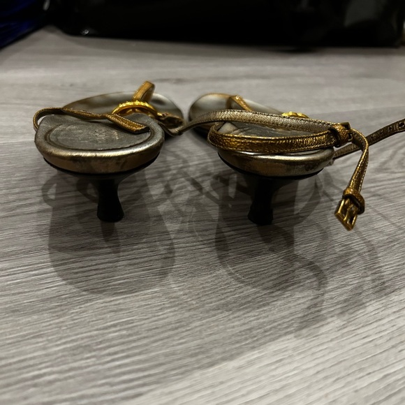 Vintage 1999 Gucci double GG gold leather thong sandal with kitten heel - Picture 2 of 2